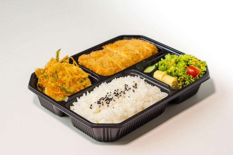 Japanese bento box with rice, omelette, … – Ottieni la licenza per le foto  – 13202838 ❘ StockFood