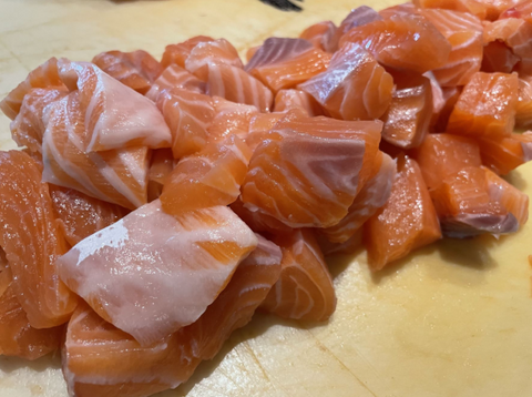Fresh Atlantic Salmon (Cube, Butsugiri)  Size: 1lb | サーモンブツ（カナダ産　内容量１LB）
